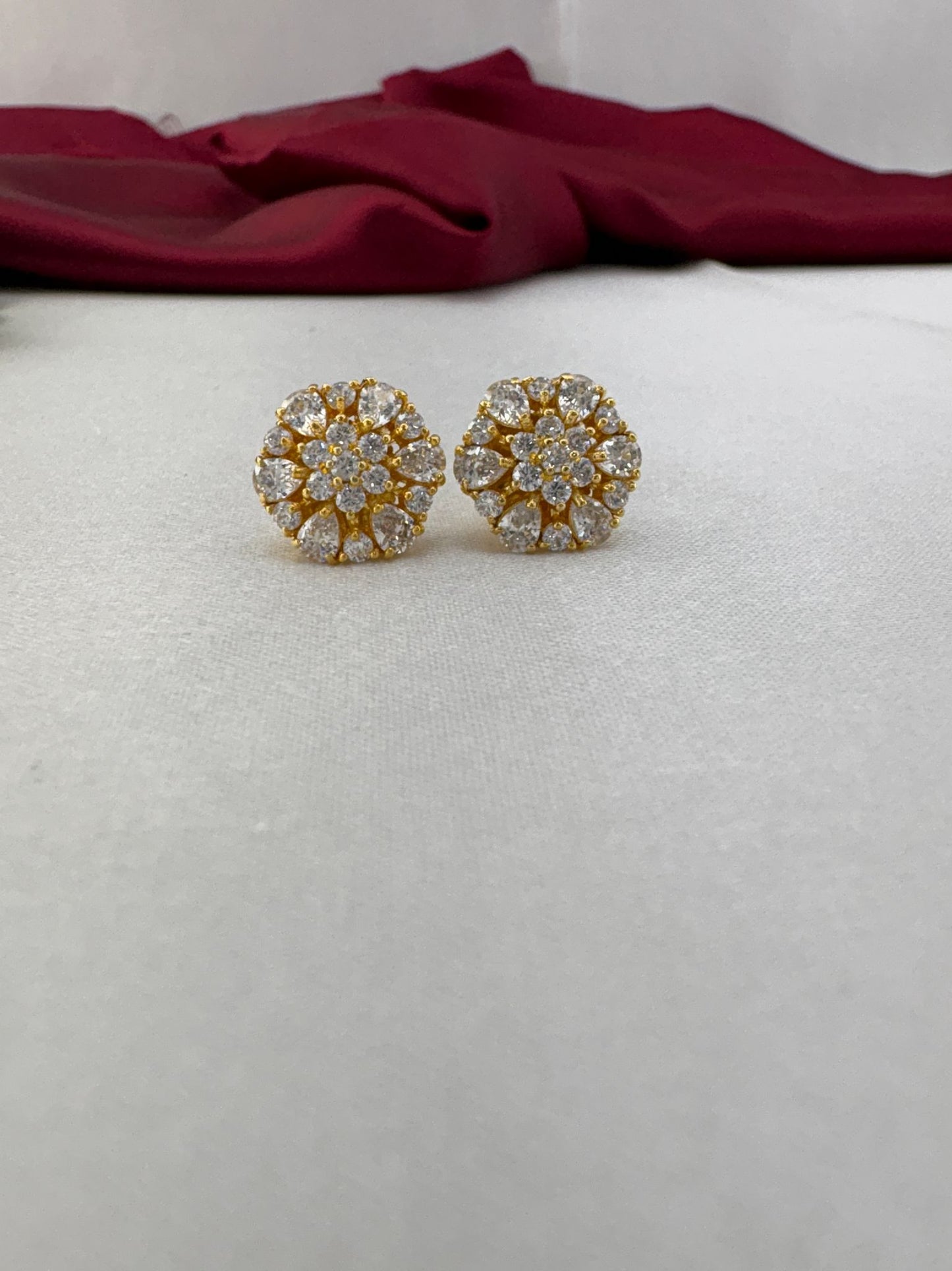 FeelOri Crystal Clear white round brilliant cluster AD tops featuring diamond-like sparkle in circular formation