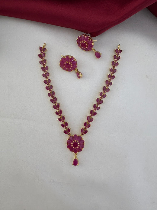 FeelOri D2542 Vintage Ruby-Tone CZ Short Necklace Set with matching earrings. Detailed display of the heritage-inspired ruby and gold-tone jewellery.