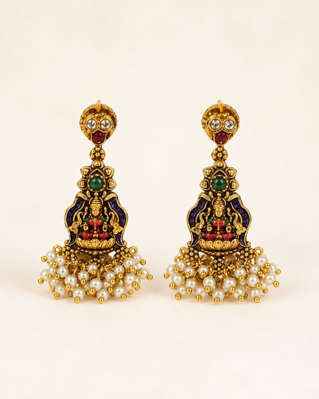 FeelOri gold-polished necklace set with matching earrings matching earrings only on a clean jewellery display