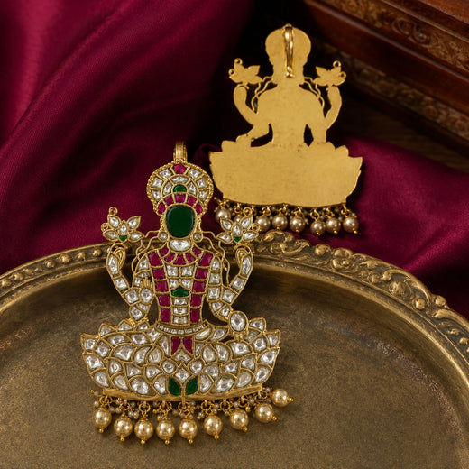 FeelOri jadau kundan pendant on jewellery display