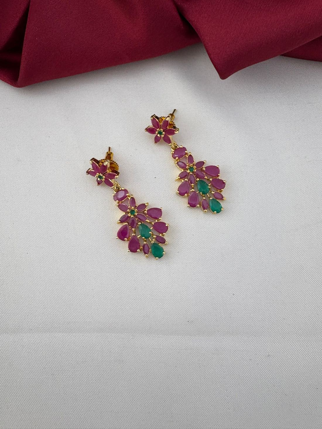 FeelOri Telangana haar necklace set, ruby and emerald matching earrings close-up