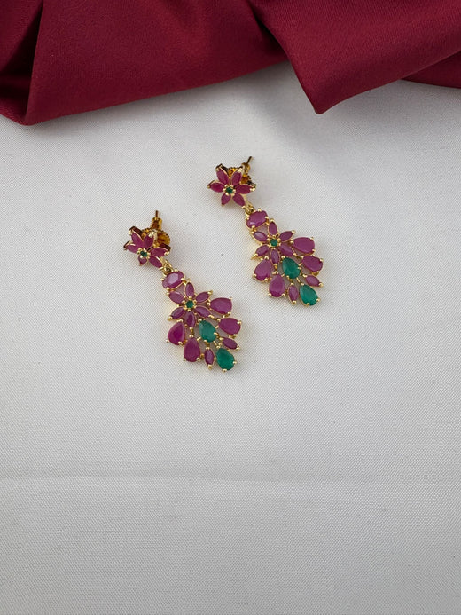 FeelOri Telangana haar necklace set, ruby and emerald matching earrings close-up