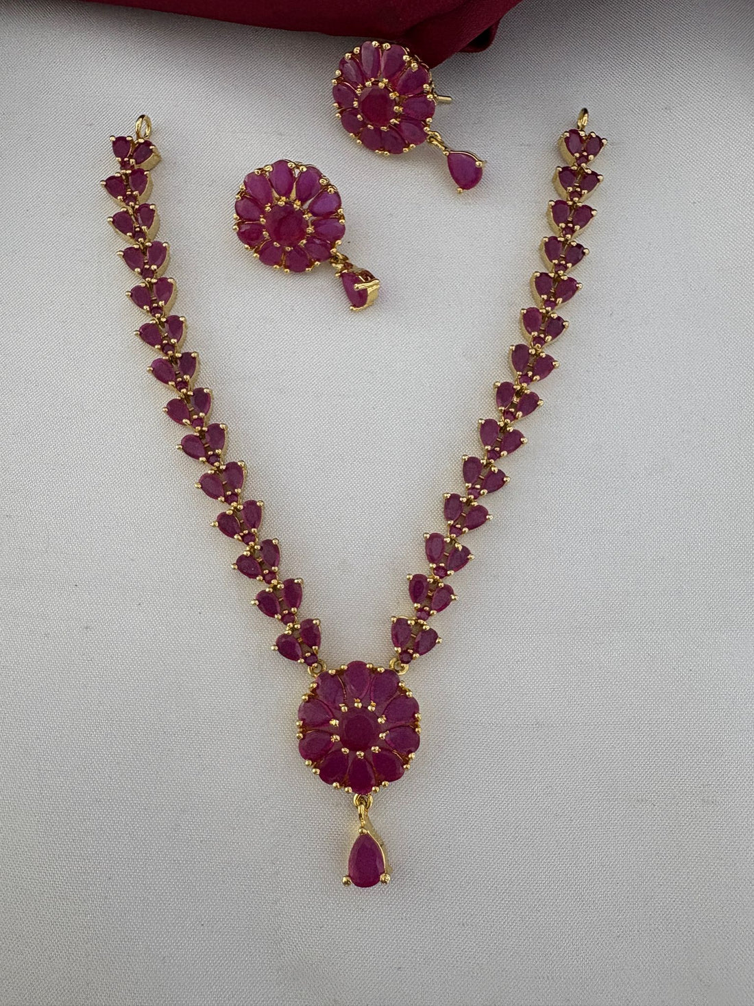 FeelOri D2542 Vintage Ruby-Tone CZ Short Necklace and Earrings Set. Gold-tone heritage design with vibrant ruby-colored stones, full view.