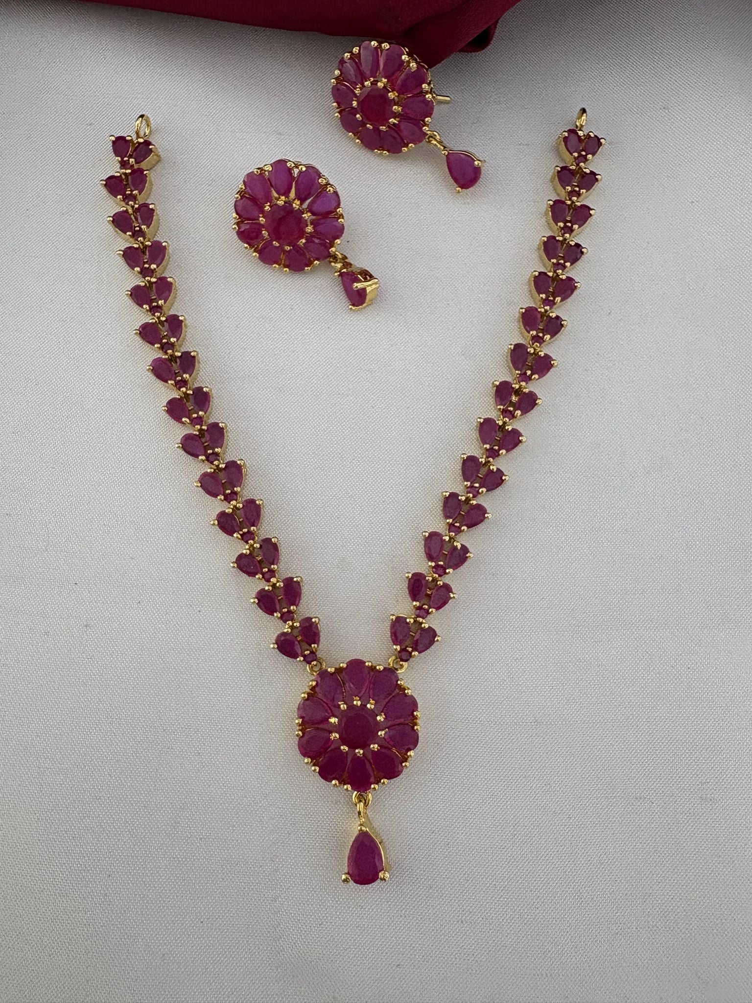 FeelOri D2542 Vintage Ruby-Tone CZ Short Necklace and Earrings Set. Gold-tone heritage design with vibrant ruby-colored stones, full view.