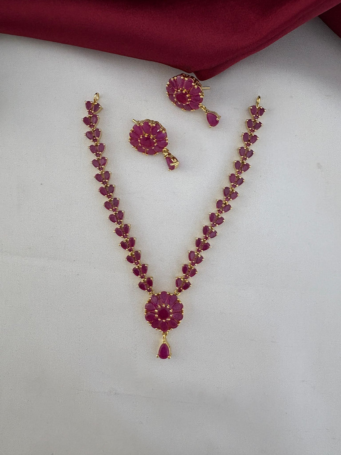 FeelOri D2542 Vintage Ruby-Tone CZ Short Necklace Set with matching earrings. Detailed display of the heritage-inspired ruby and gold-tone jewellery.