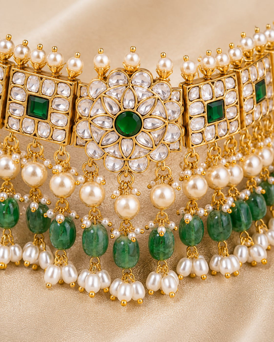 FeelOri gold-polished choker necklace pendant and gold-polished detail