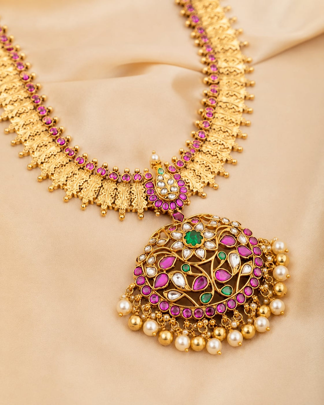 FeelOri gold-polished long haram necklace pendant and gold-polished detail