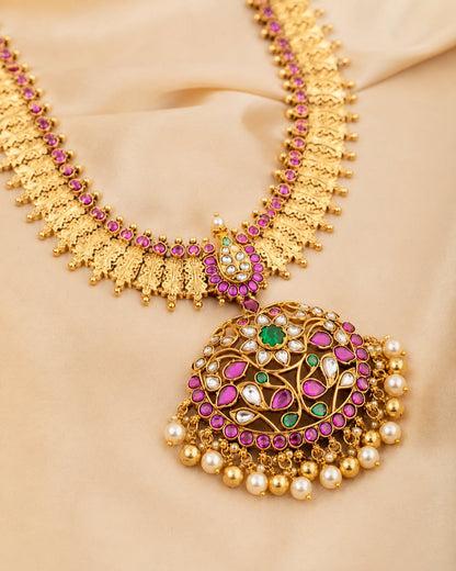 FeelOri gold-polished long haram necklace pendant and gold-polished detail
