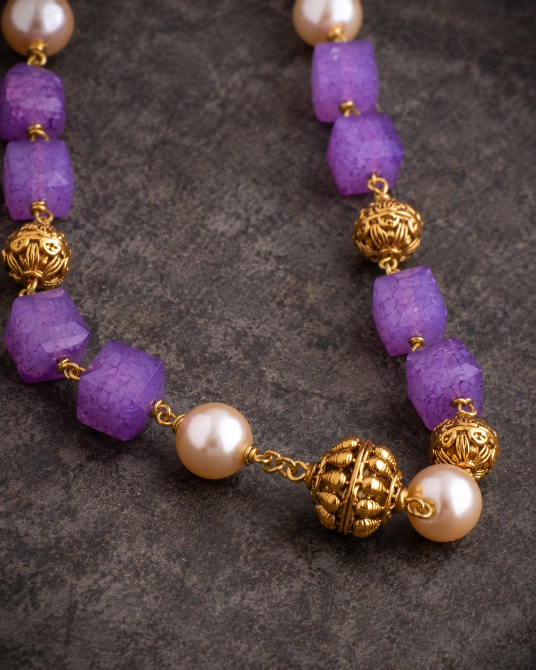 FeelOri gold-polished necklace pendant and gold-polished detail