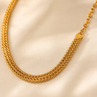 FeelOri gold-polished necklace pendant and gold-polished detail