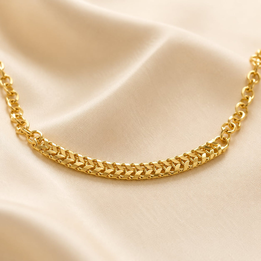 FeelOri gold-polished necklace pendant and gold-polished detail
