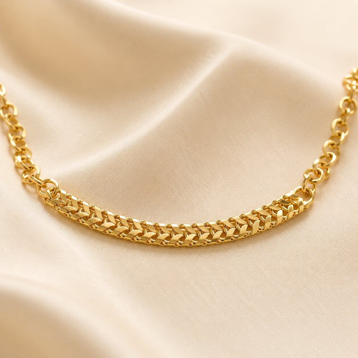 FeelOri gold-polished necklace pendant and gold-polished detail
