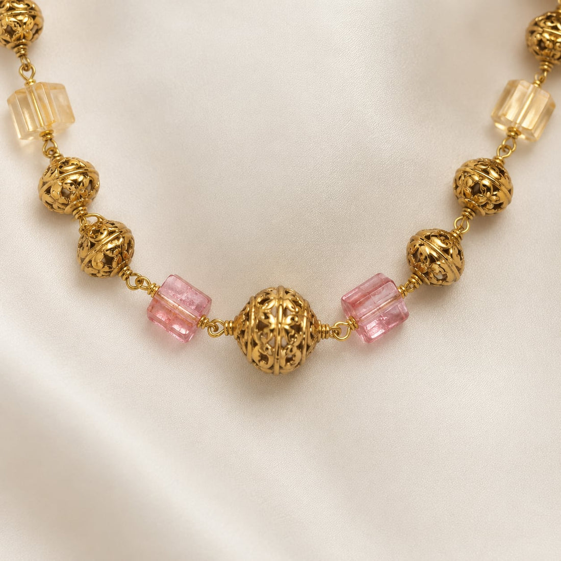 FeelOri gold-polished necklace pendant and gold-polished detail