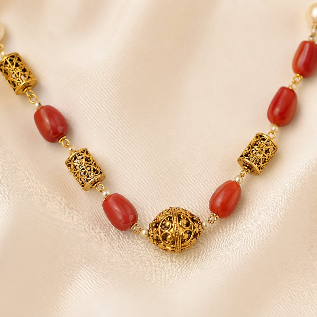 FeelOri gold-polished necklace pendant and gold-polished detail