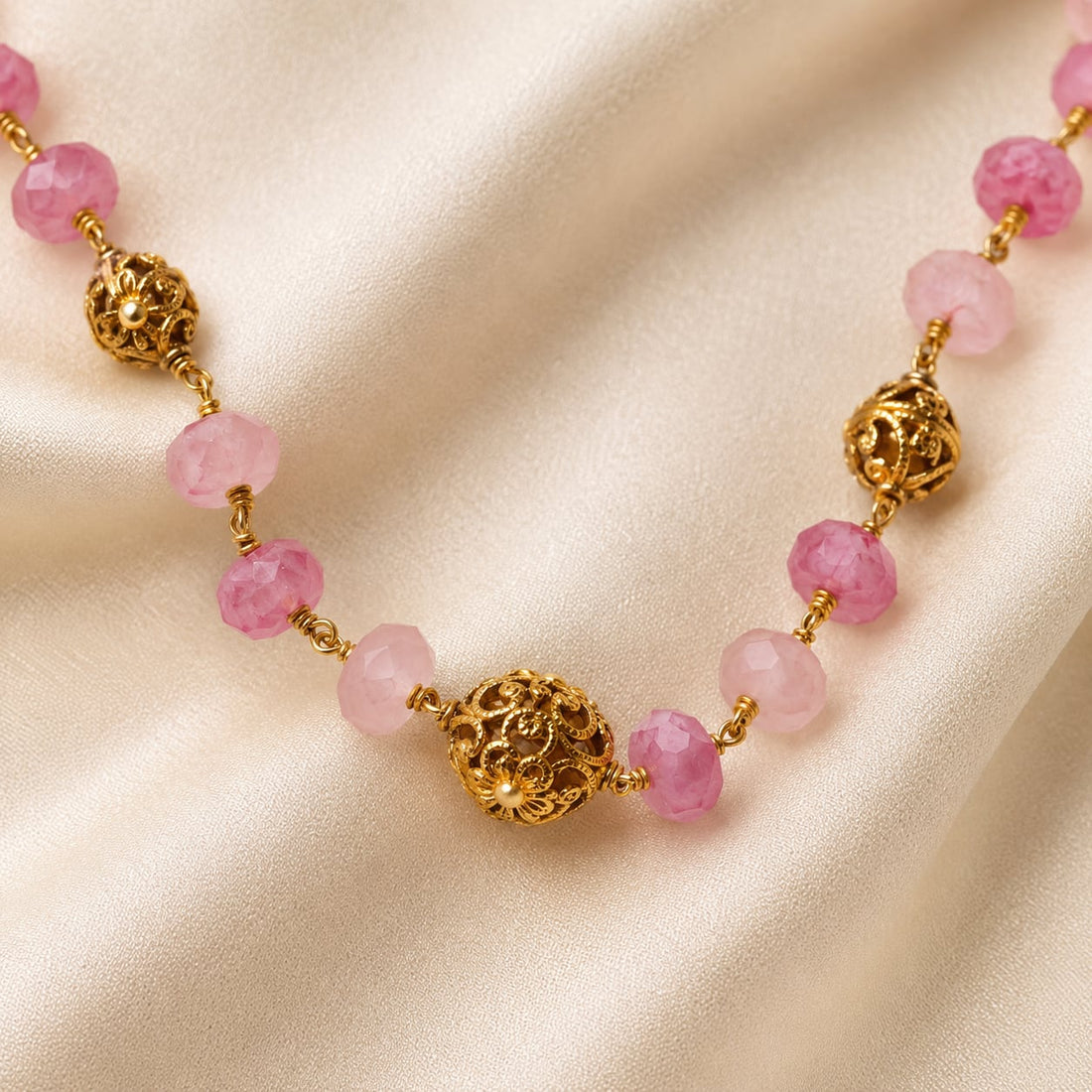 FeelOri gold-polished necklace pendant and gold-polished detail