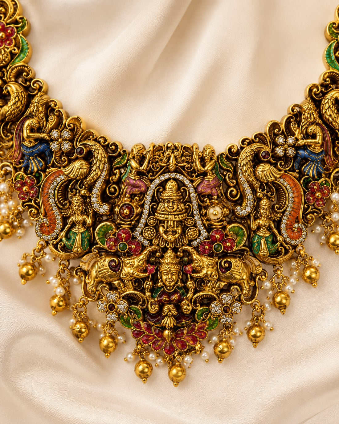 FeelOri gold-polished necklace set with matching earrings pendant and gold-polished detail