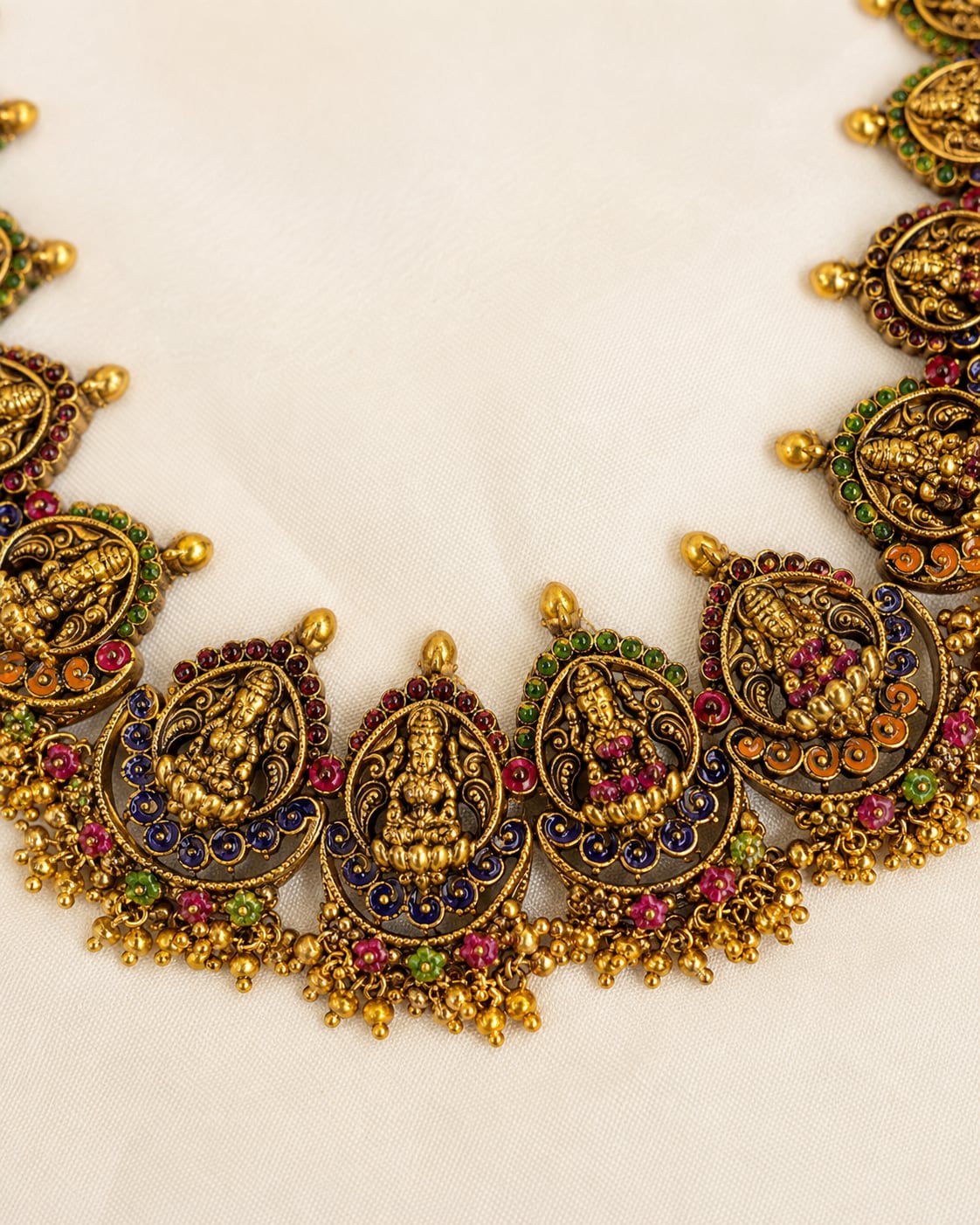 FeelOri gold-polished necklace set with matching earrings pendant and gold-polished detail