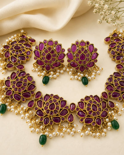 FeelOri gold-polished necklace set with matching earrings pendant and gold-polished detail