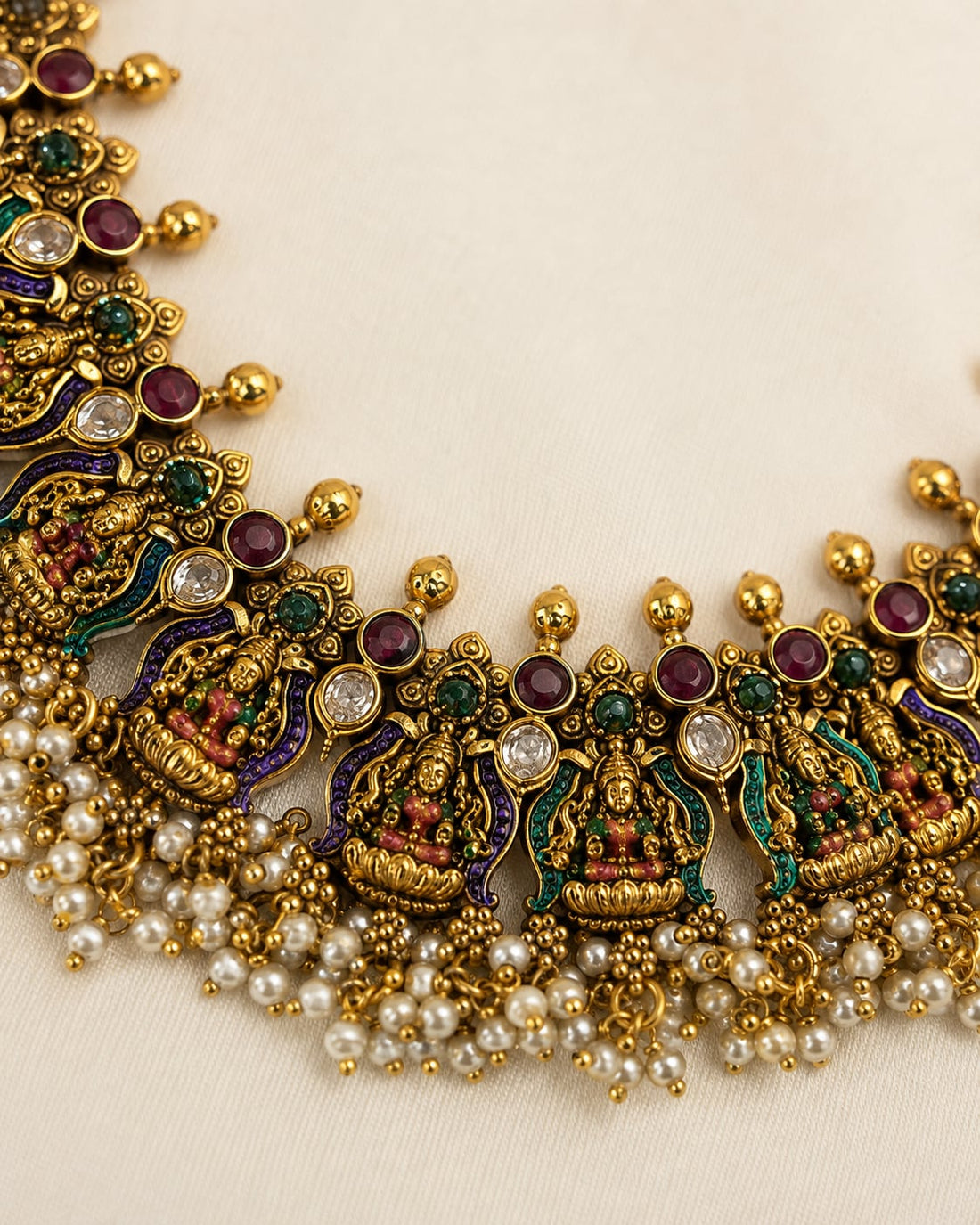 FeelOri gold-polished necklace set with matching earrings pendant and gold-polished detail
