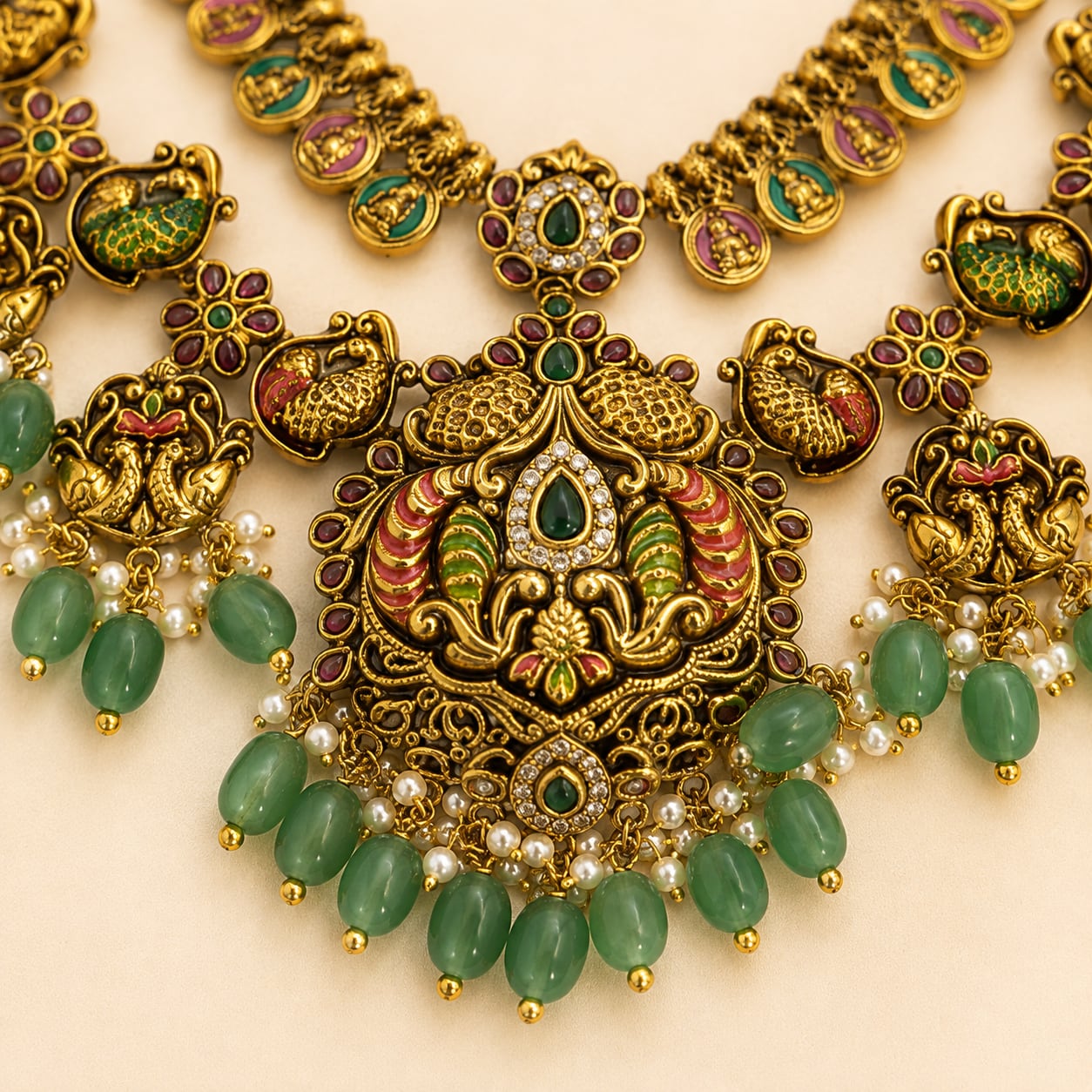 FeelOri gold-polished necklace set with matching earrings pendant and gold-polished detail