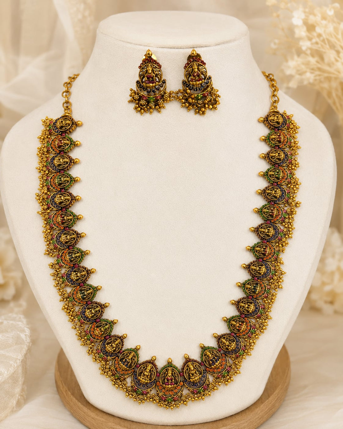 FeelOri gold-polished necklace set with matching earrings on jewellery display
