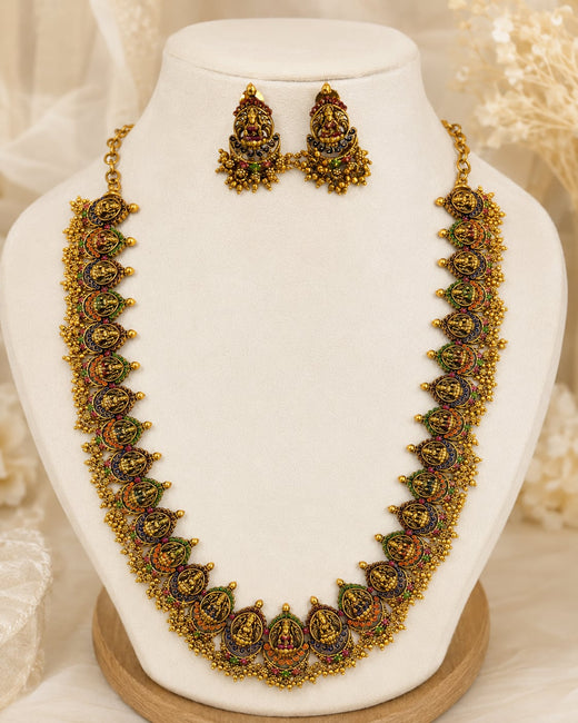 FeelOri gold-polished necklace set with matching earrings on jewellery display