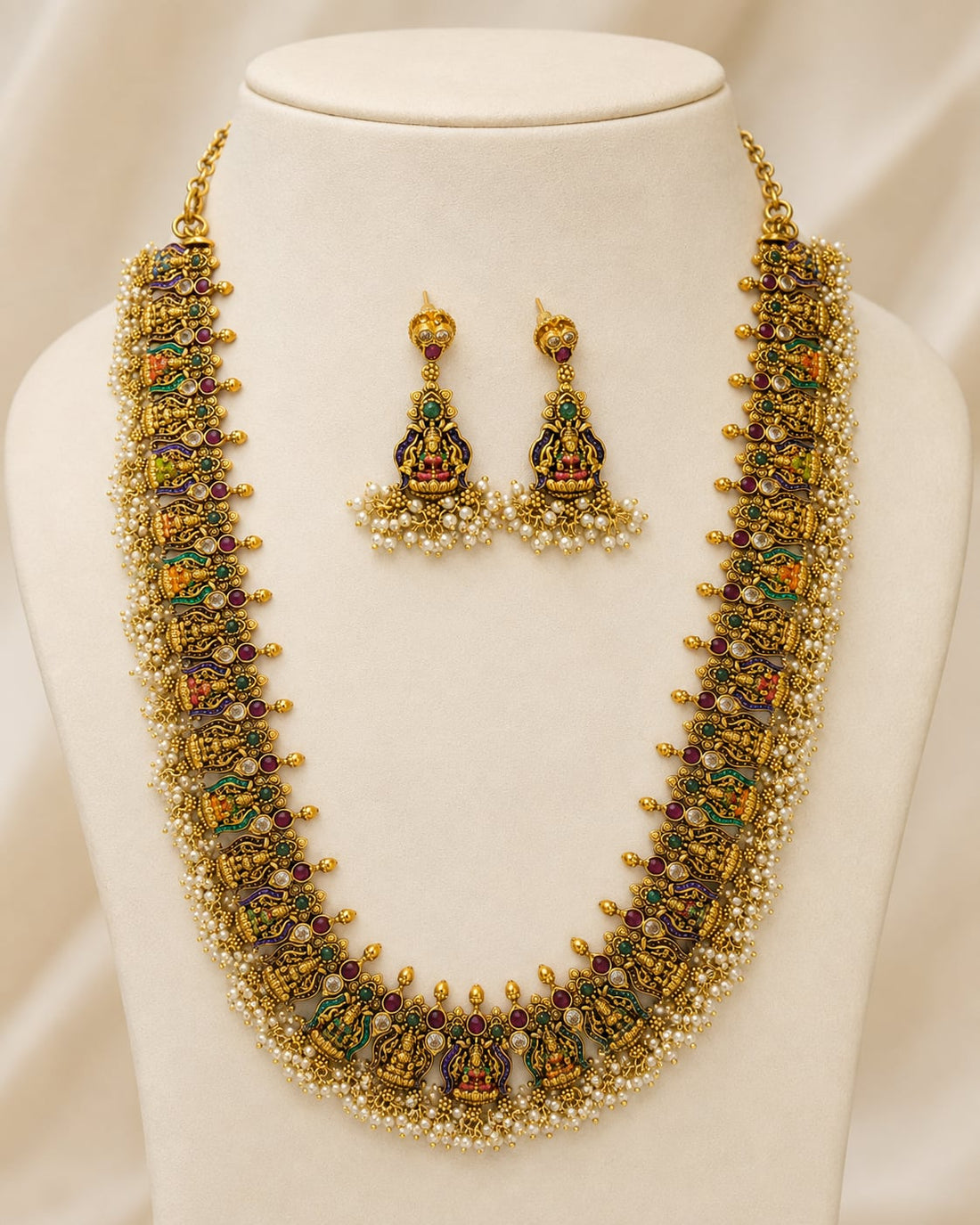 FeelOri gold-polished necklace set with matching earrings on jewellery display