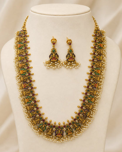 FeelOri gold-polished necklace set with matching earrings on jewellery display