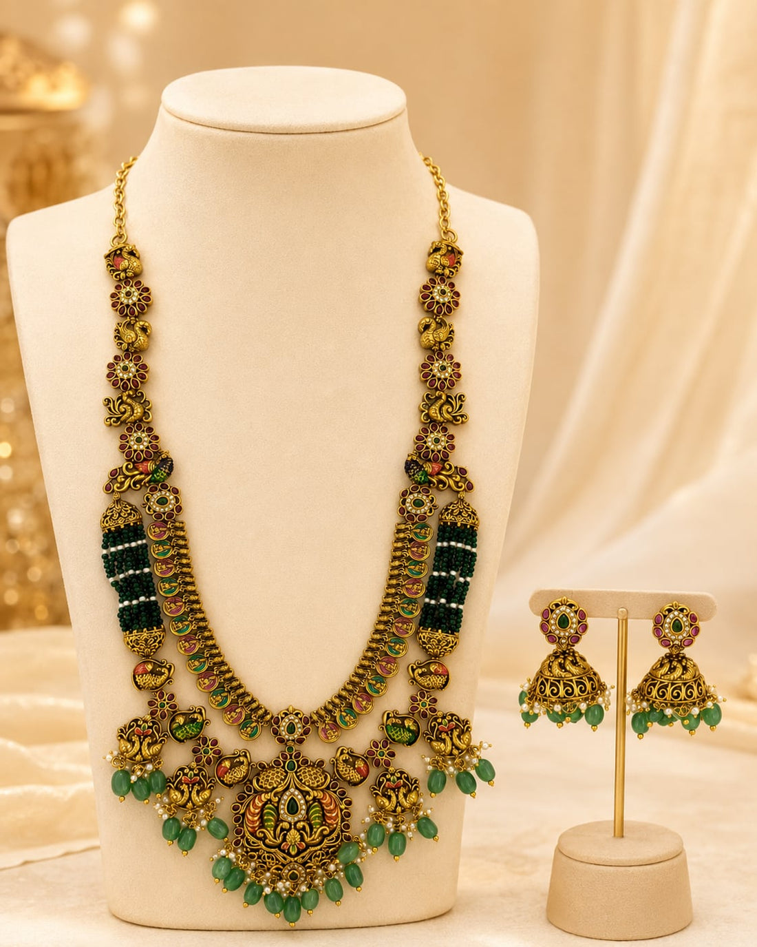 FeelOri gold-polished necklace set with matching earrings on jewellery display
