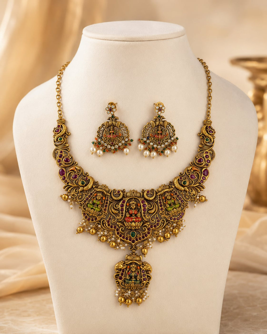 FeelOri gold-polished necklace set with matching earrings on jewellery display