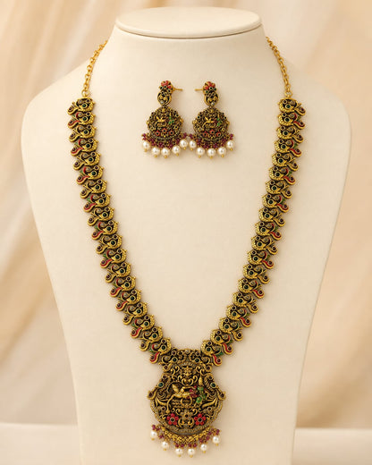 FeelOri gold-polished necklace set with matching earrings on jewellery display