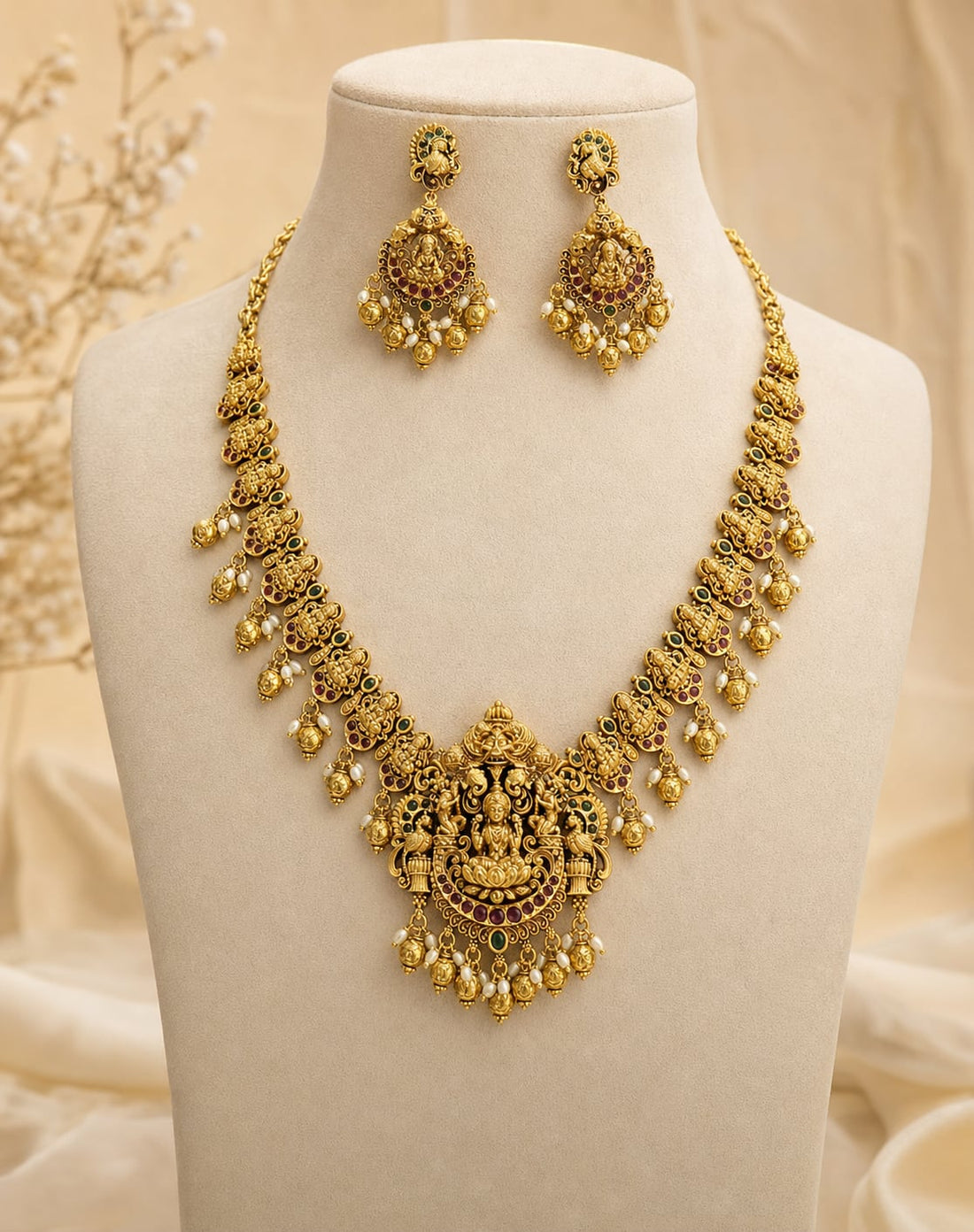 FeelOri gold-polished necklace set with matching earrings on jewellery display