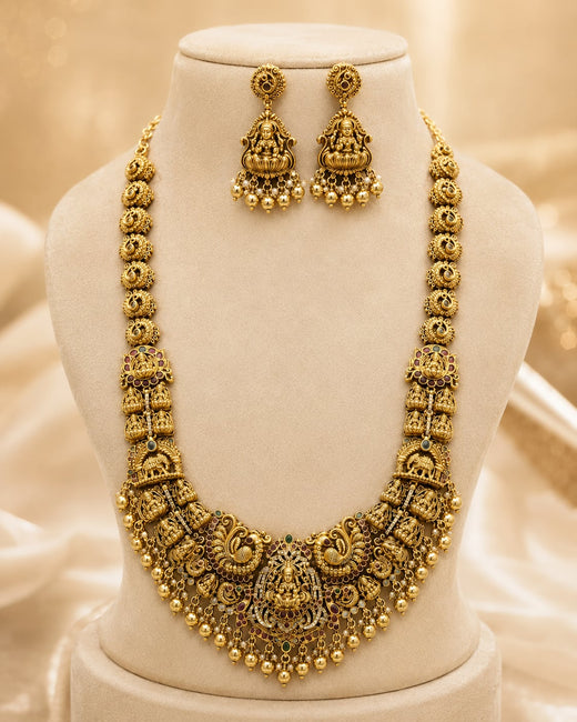FeelOri gold-polished necklace set with matching earrings on jewellery display