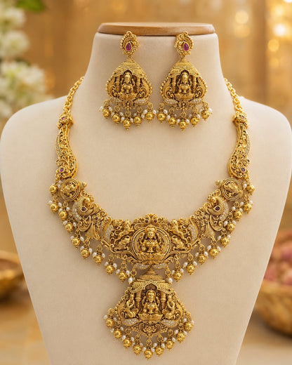 FeelOri gold-polished necklace set with matching earrings on jewellery display