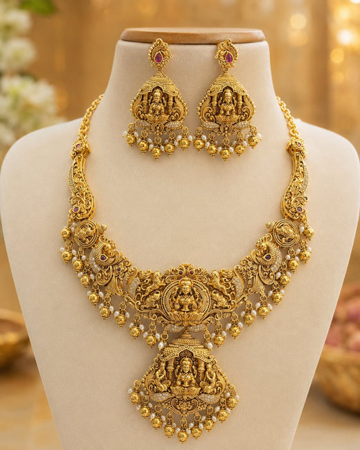 FeelOri gold-polished necklace set with matching earrings on jewellery display