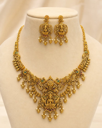 FeelOri gold-polished necklace set with matching earrings on jewellery display