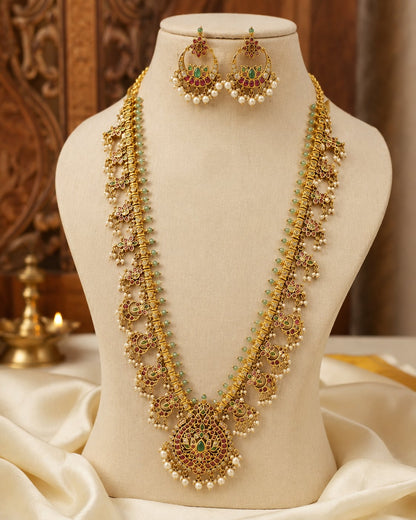 FeelOri gold-polished necklace set with matching earrings on jewellery display