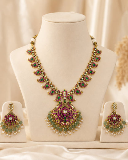 FeelOri gold-polished necklace set with matching earrings on jewellery display