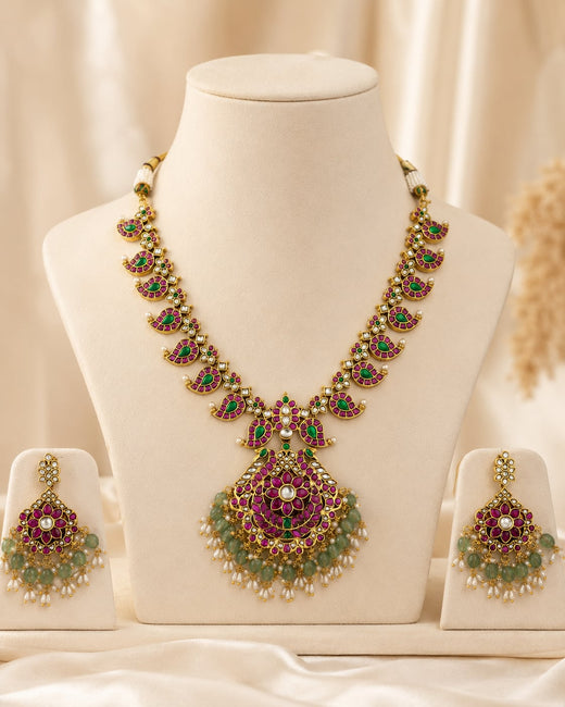 FeelOri gold-polished necklace set with matching earrings on jewellery display