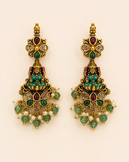 FeelOri gold-polished necklace set with matching earrings matching earrings only on a clean jewellery display