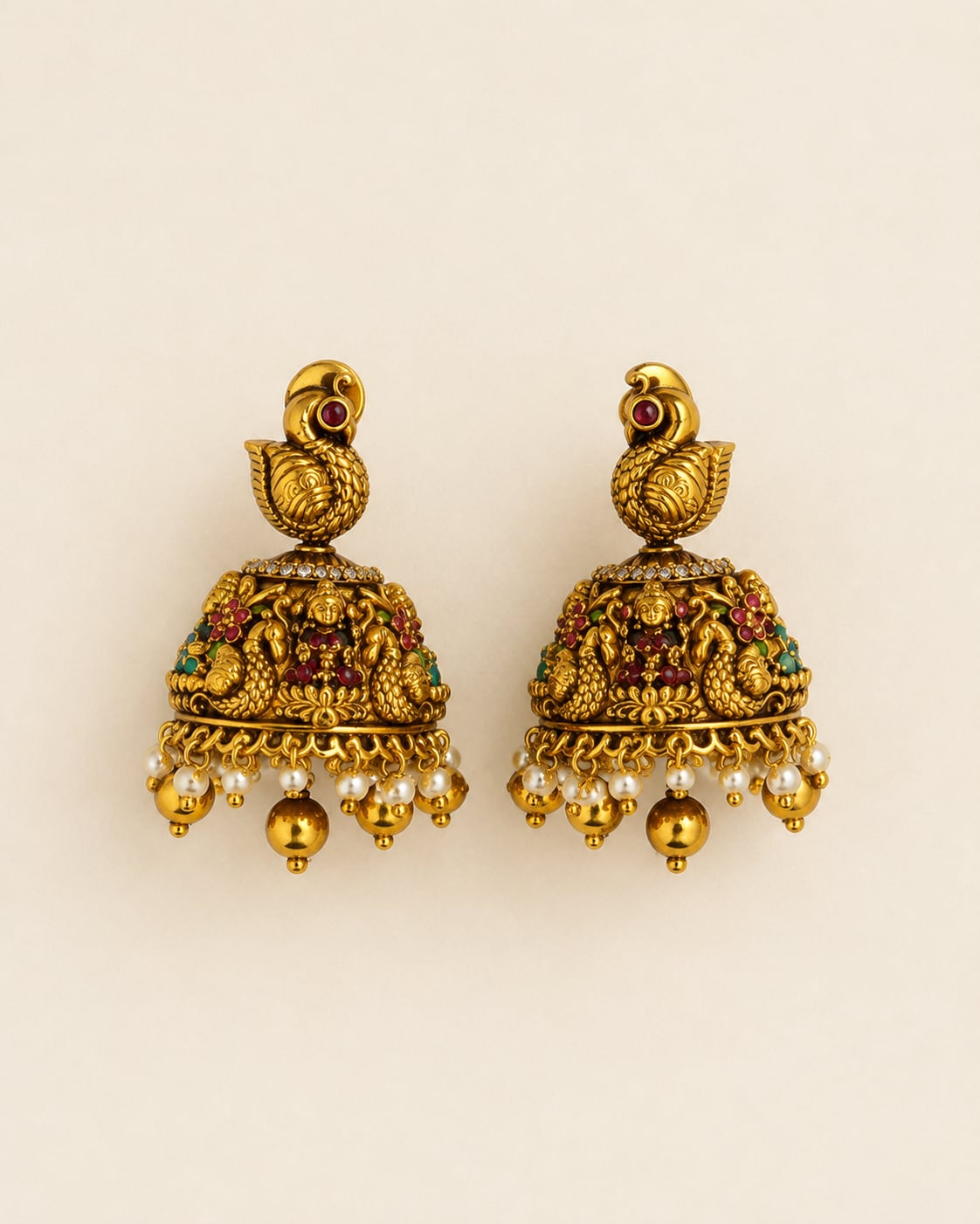 FeelOri gold-polished necklace set with matching earrings matching earrings only on a clean jewellery display