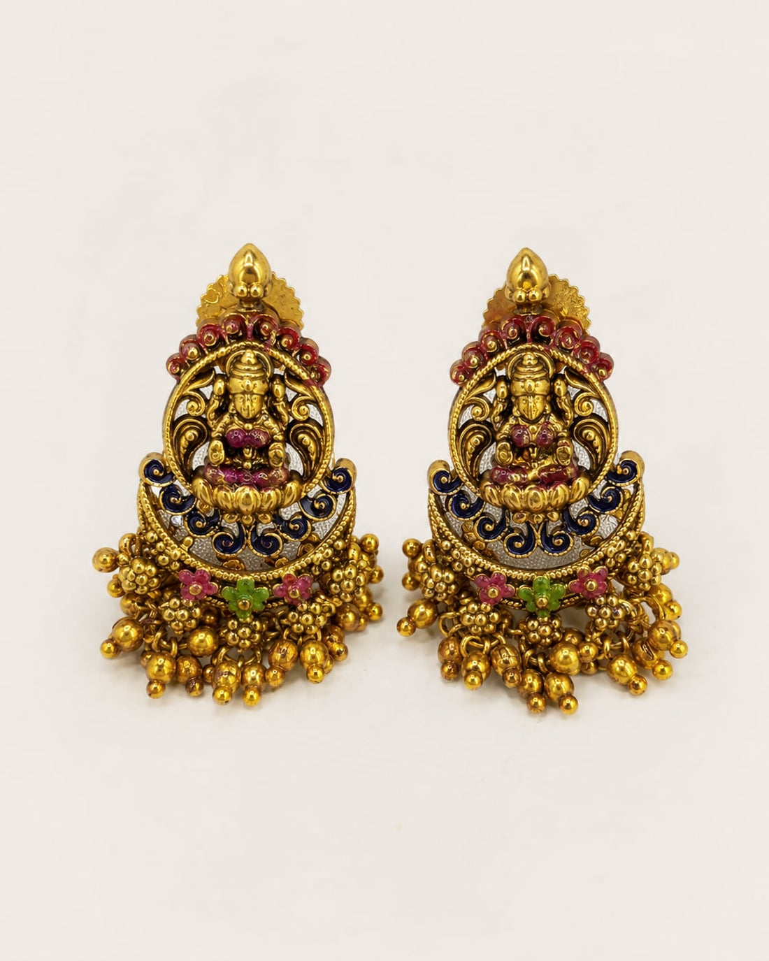 FeelOri gold-polished necklace set with matching earrings matching earrings only on a clean jewellery display