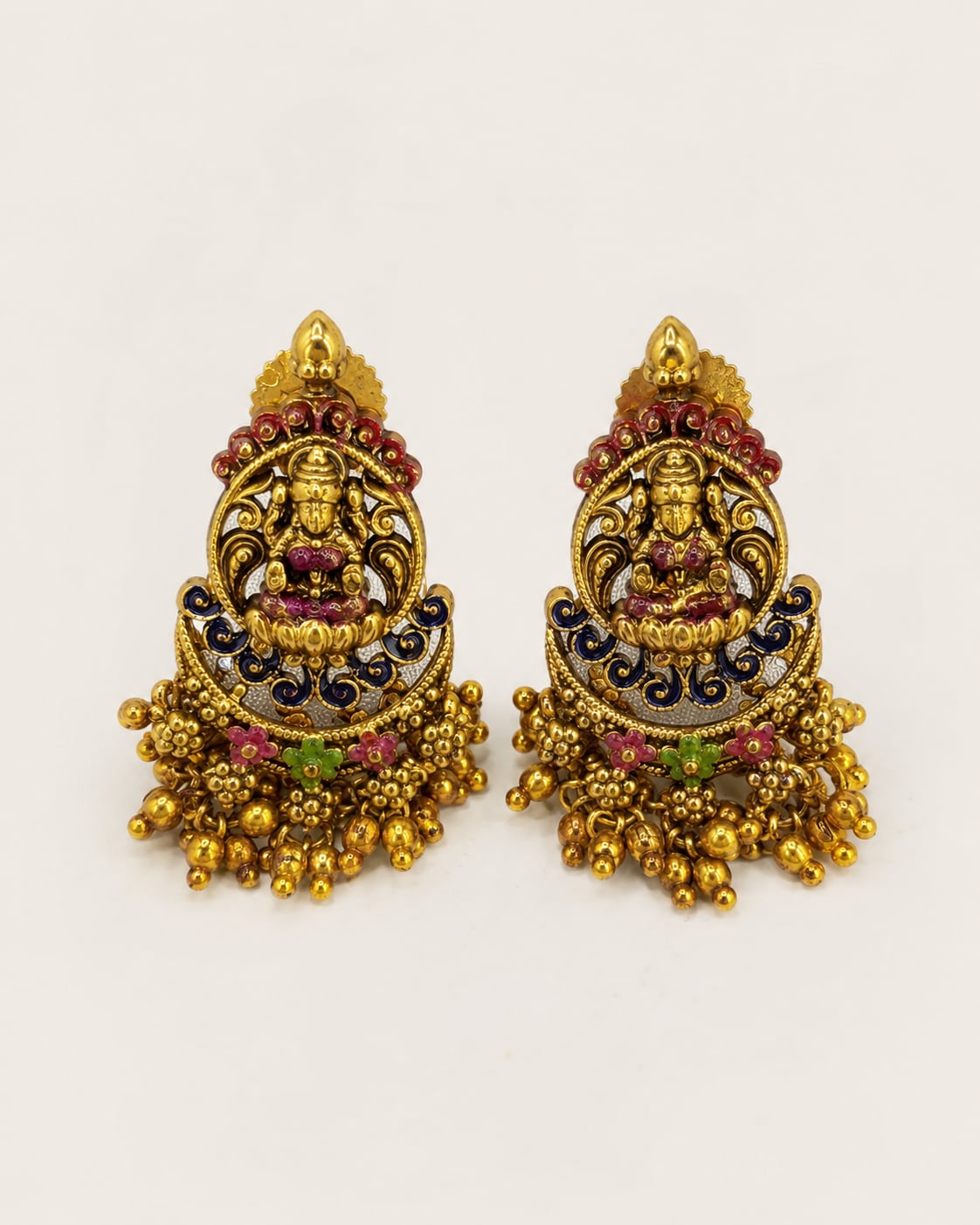 FeelOri gold-polished necklace set with matching earrings matching earrings only on a clean jewellery display