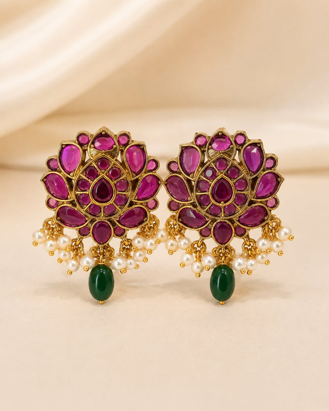 FeelOri gold-polished necklace set with matching earrings matching earrings only on a clean jewellery display