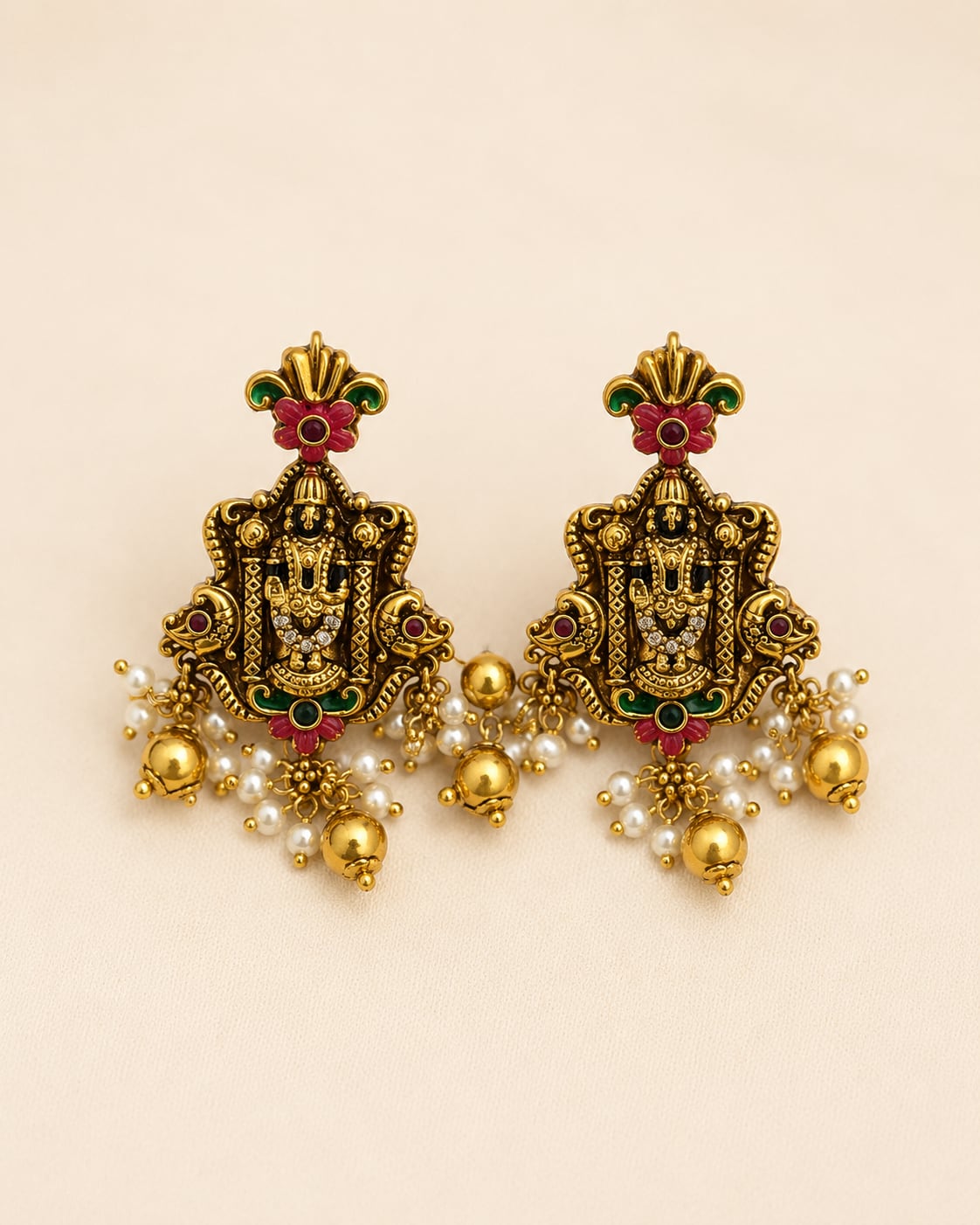 FeelOri gold-polished necklace set with matching earrings on jewellery display
