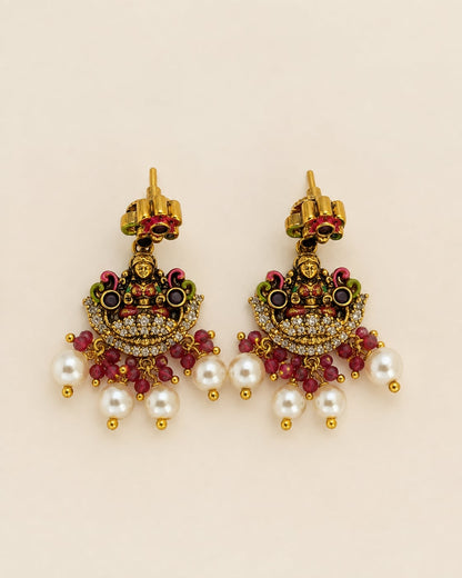 FeelOri gold-polished necklace set with matching earrings matching earrings only on a clean jewellery display