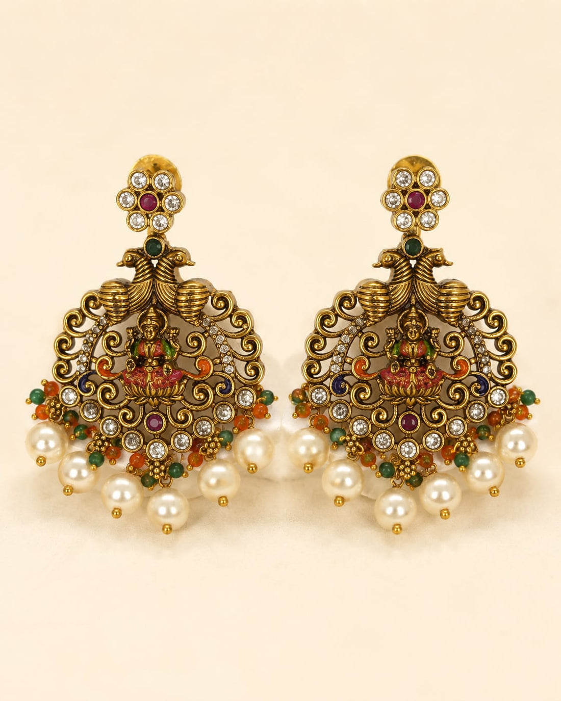 FeelOri gold-polished necklace set with matching earrings matching earrings only on a clean jewellery display