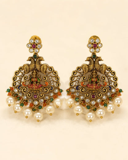 FeelOri gold-polished necklace set with matching earrings matching earrings only on a clean jewellery display