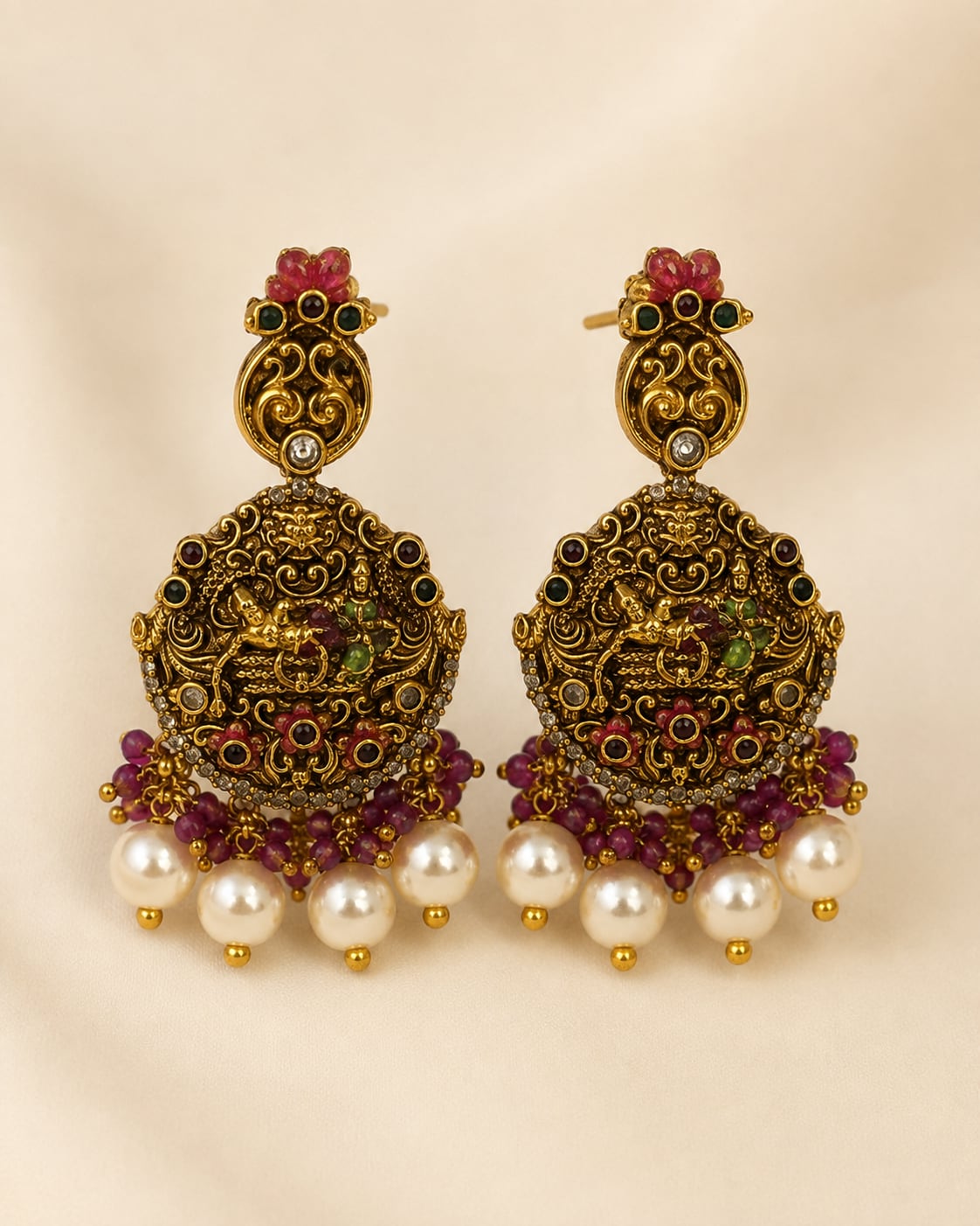 FeelOri gold-polished necklace set with matching earrings matching earrings only on a clean jewellery display