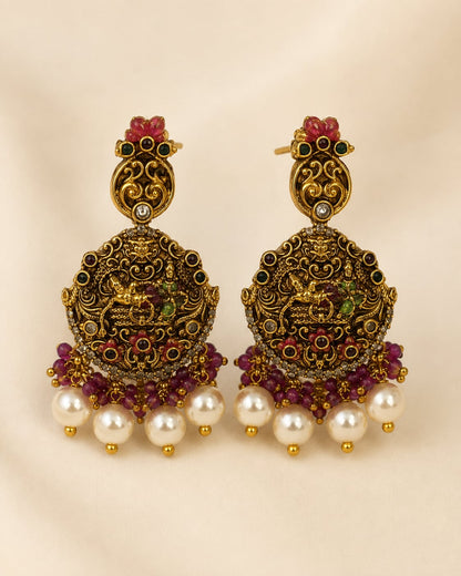 FeelOri gold-polished necklace set with matching earrings matching earrings only on a clean jewellery display